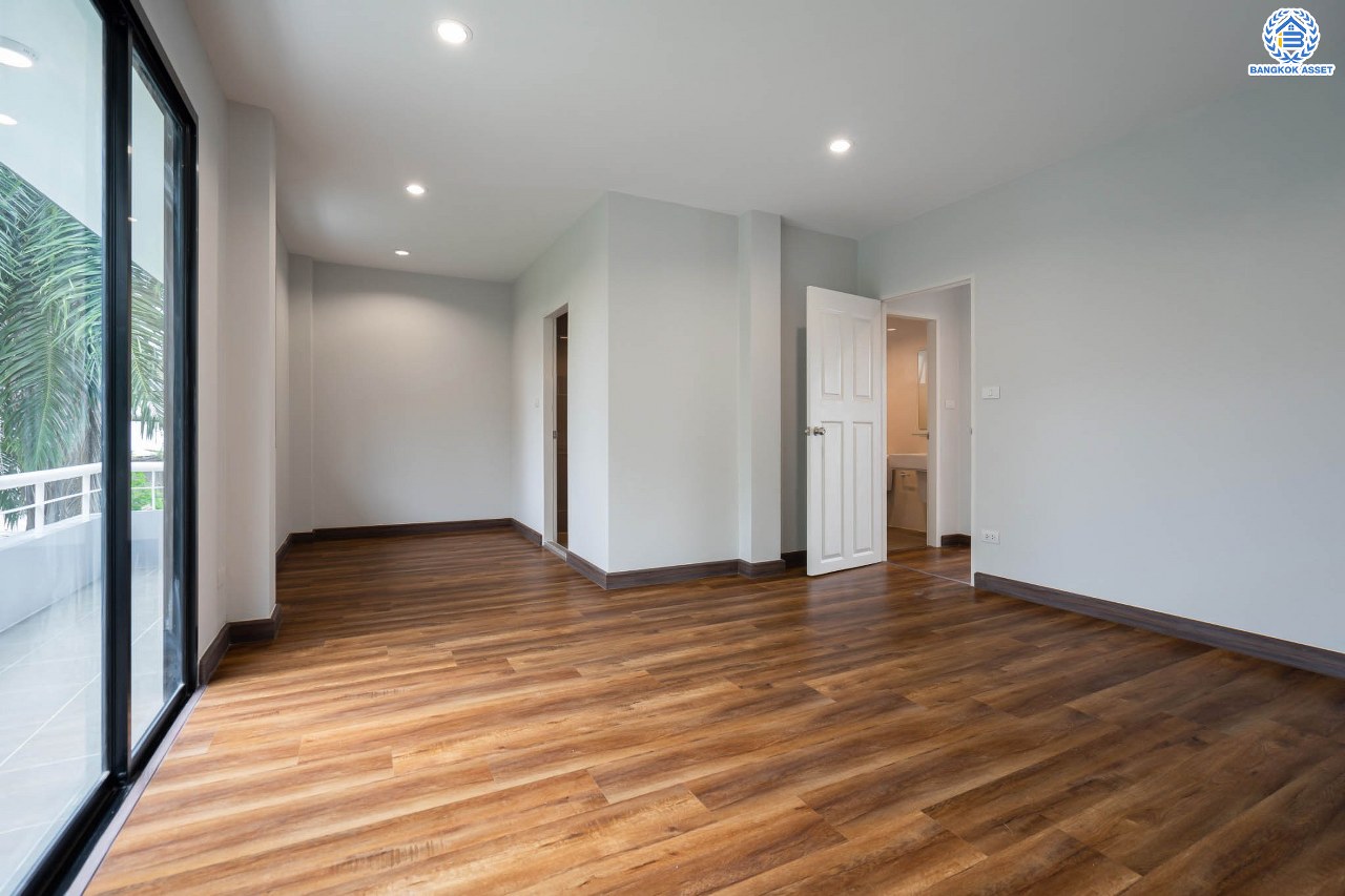 บ้านมือสองตกแต่งใหม่ ม.พิมาน ปิ่นเกล้า-กาญจนาภิเษก เนื้อที่ 64 ตร.ว. ฟังก์ชัน 3 ห้องนอน 4 ห้องน้ำ 1 ห้องแม่บ้าน จอดรถได้ 2 คัน บนทำเลเดินทางสะดวก ติดถนนกาญจนาภิเษก เชื่อมต่อหลายเส้นทาง ใกล้ทางด่วน "กาญจนาภิเษก" รถไฟฟ้า "สถานีหลักสอง" และเดอะมอลล์บางแค...